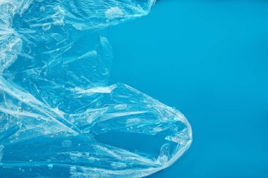 Mavi su, üstten görünüm yüzeyinde yüzen plastik torba. Kirliliği kavramı