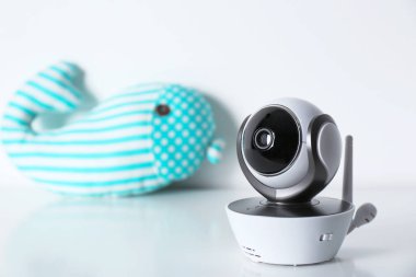 Beyaz arka plan karşı masada modern Cctv güvenlik kamera ve oyuncak balina. Metin için yer