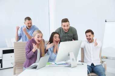 Grup birlikte ofiste gülüyor meslektaşlarının