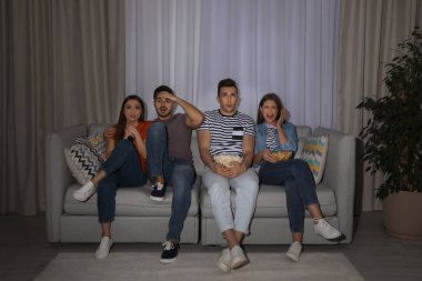 Aperatifler ve izlerken futbol maç TV evde birlikte grup insan