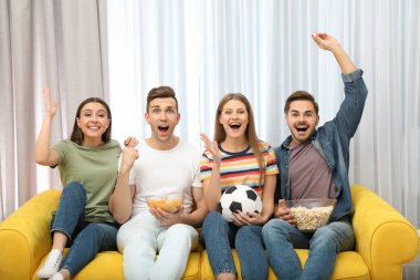 Aperatifler ve izlerken futbol maç TV evde birlikte grup insan