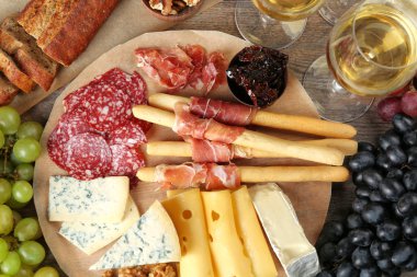 Şarap ve snacks ahşap arka plan düz yatıyordu kompozisyonu