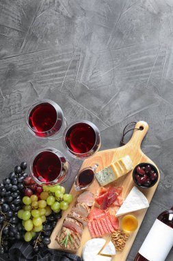 Şarap, aperatifler ve gri arka plan üzerinde metin için yer düz yatıyordu kompozisyonu