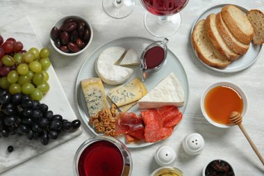 Şarap ve aperatifler masa lambası, düz akşam yemeği için servis