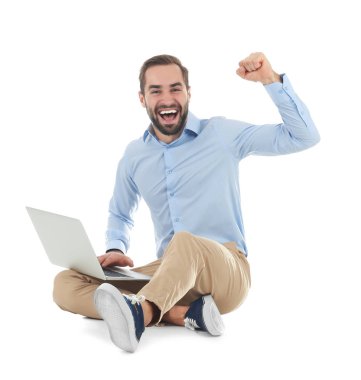 Beyaz arka plan üzerinde zaferini kutluyor dizüstü bilgisayar ile duygusal genç adam