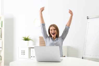 Office zaferini kutluyor dizüstü bilgisayar ile duygusal genç kadın
