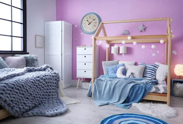 Çocuğun Odası Rahat Yatak Çelenk — Stok fotoğraf
