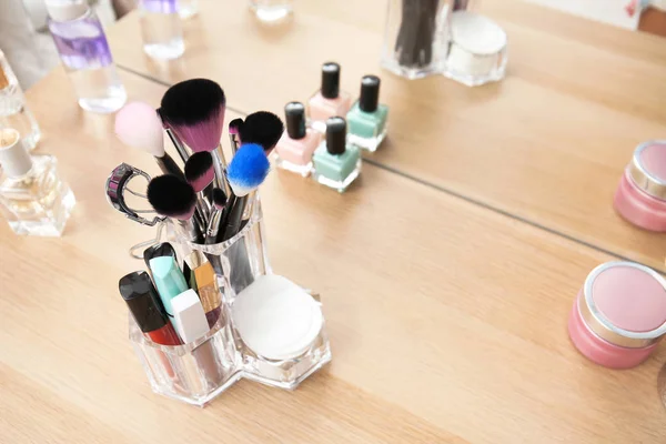 Organizér Make Kosmetické Produkty Dřevěný Stůl Poblíž Zrcadlo — Stock fotografie