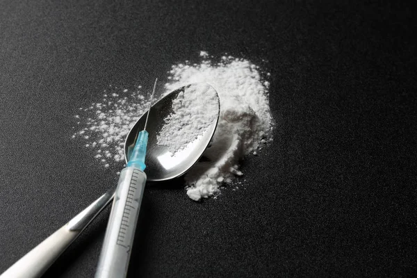 Kokain Toz Şırınga Koyu Arka Plan Üzerine Kaşıkla Metin Için — Stok fotoğraf