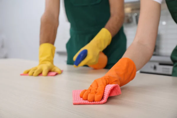 Conjunto Suprimentos Limpeza Mesa Cozinha Espaço Para Texto — Fotografia de Stock