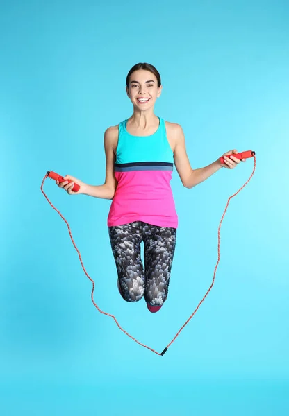 Полнометражный Портрет Молодой Спортивной Женщины Тренирующейся Скакалкой Цветном Фоне — стоковое фото