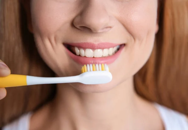 Mujer Sonriente Con Cepillo Dientes Primer Plano Cuidado Dental —  Fotos de Stock