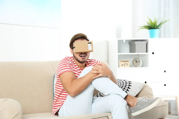 Jovem Usando Headset Realidade Virtual Papelão Casa — Fotografia de Stock