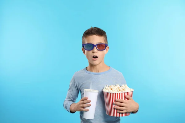 Niño Emocional Con Gafas Palomitas Maíz Bebida Durante Espectáculo Cine — Foto de Stock