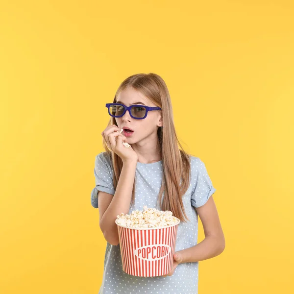 Chica Adolescente Emocional Con Gafas Palomitas Maíz Durante Espectáculo Cine — Foto de Stock