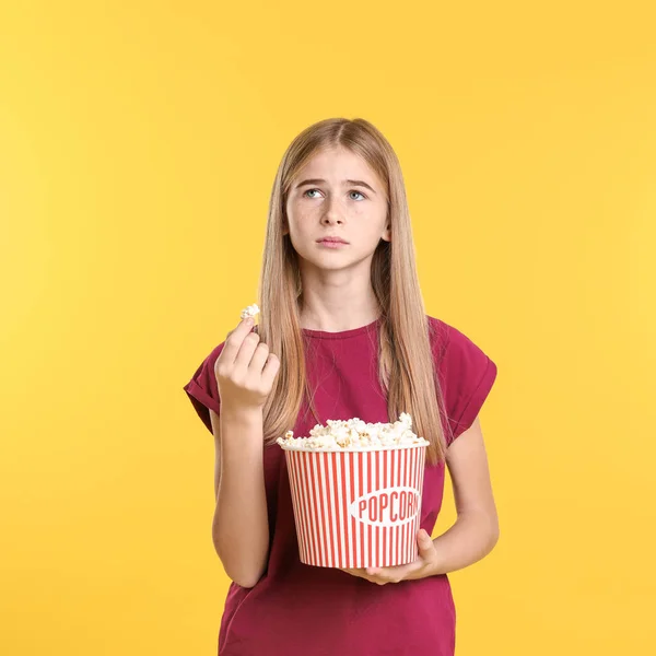 Teenager Mädchen Mit Popcorn Während Kinoshow Auf Farbigem Hintergrund — Stockfoto