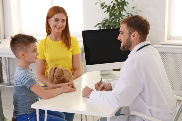 Doktor Pracuje Malým Pacientem Nemocnici — Stock fotografie