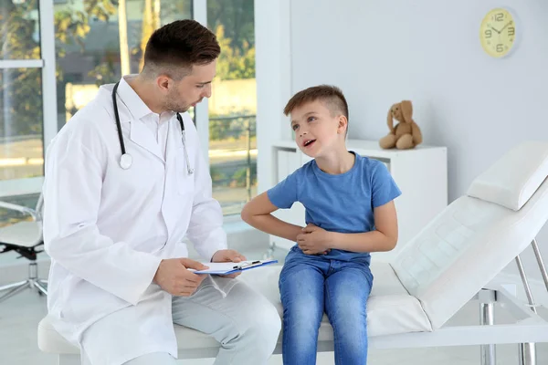 Kinder Arts Geven Hoge Vijf Aan Patiënt Het Ziekenhuis — Stockfoto