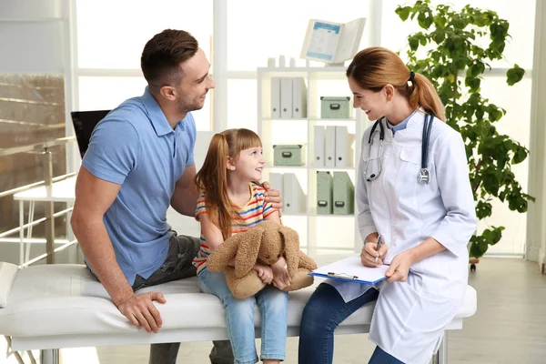 Dokter Werkt Met Weinig Patiënt Het Ziekenhuis — Stockfoto