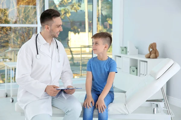 入院中の患者に高 を与える子供の医者 — ストック写真