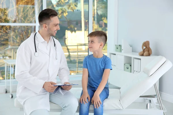 Médecin Des Enfants Donnant Élevé Cinq Patient Hôpital — Photo