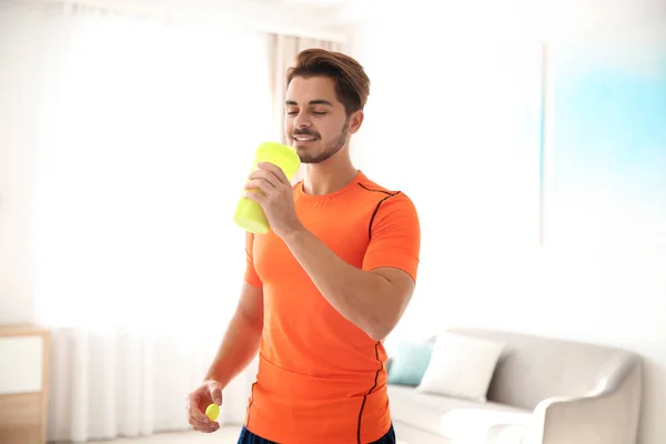 Giovane Uomo Sportivo Con Bottiglia Frullato Proteico Casa Primo Piano — Foto Stock