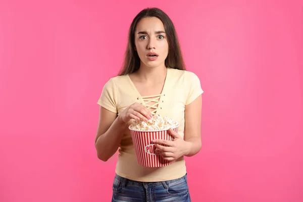 Femme Émotionnelle Avec Pop Corn Pendant Spectacle Cinéma Sur Fond — Photo