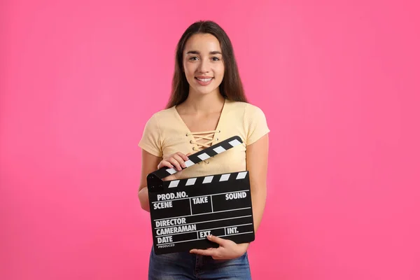 Donna Con Clapperboard Sfondo Colori Mostra Cinema — Foto Stock