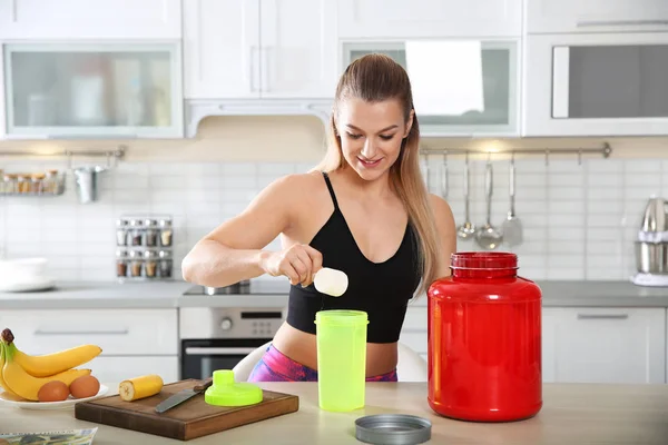 Ung Kvinna Förbereder Proteinshake Vid Bordet Köket — Stockfoto