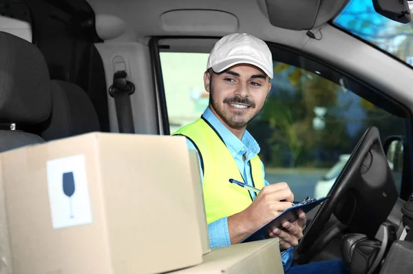 Joven Mensajero Comprobando Cantidad Paquetes Furgoneta Entrega — Foto de Stock