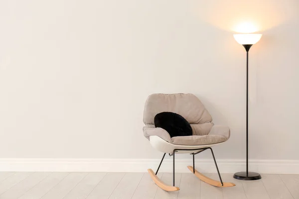 Lâmpada Assoalho Moderna Cadeira Balanço Contra Parede Leve Dentro Casa — Fotografia de Stock