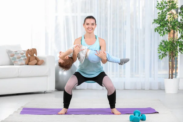 Femme Faisant Des Exercices Fitness Avec Son Fils Maison — Photo