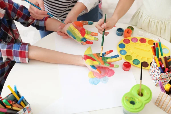 Jovem Mulher Com Crianças Pintando Mãos Mesa Dentro Casa Vista — Fotografia de Stock