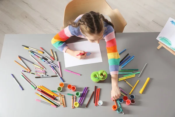 Petite Fille Peinture Tableau Table Avec Des Outils Peinture Intérieur — Photo