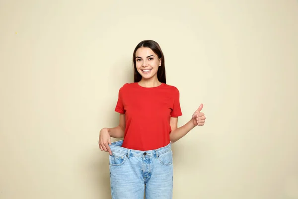 Mujer Joven Con Bolsas Compras Fondo Color — Foto de Stock