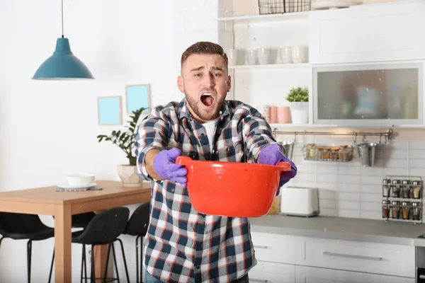 Joven Emocional Sosteniendo Lavabo Plástico Bajo Fuga Agua Del Techo — Foto de Stock