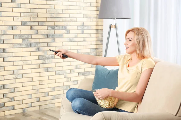 Mujer Joven Con Control Remoto Tazón Palomitas Maíz Viendo Televisión —  Fotos de Stock