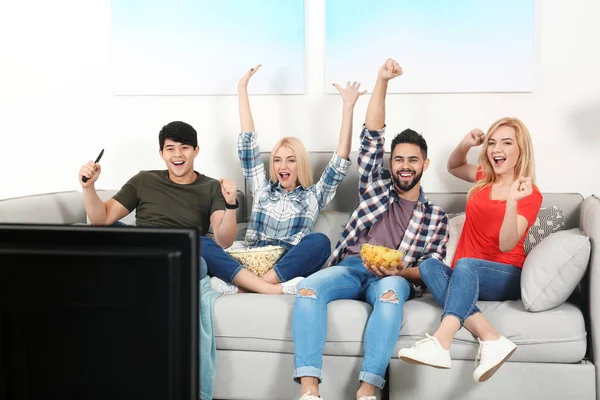 Young People Snacks Watching Sofa Home — Stock Photo, Image
