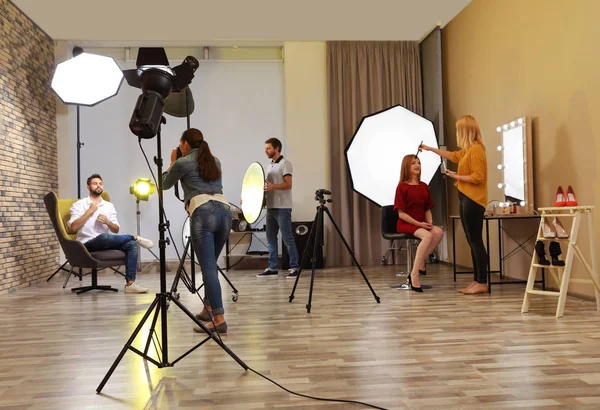 Fotoğraf stüdyosu profesyonel ekipman ve ekip işçilerin