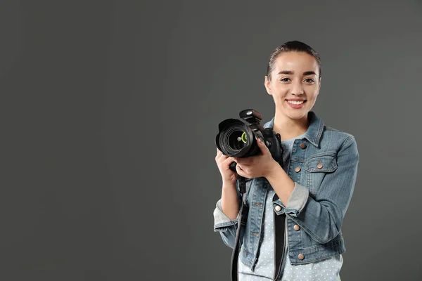 Jovem Com Câmera Espaço Para Texto Sobre Fundo Cinza Estúdio — Fotografia de Stock