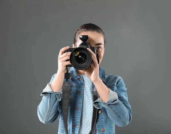 Jovem Com Câmera Contra Fundo Cinza Estúdio Fotografia Profissional — Fotografia de Stock