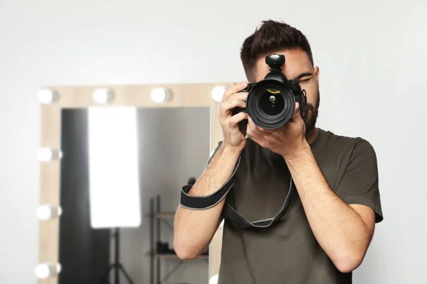 Jovem Com Câmera Profissional Estúdio Fotografia Espaço Para Texto — Fotografia de Stock