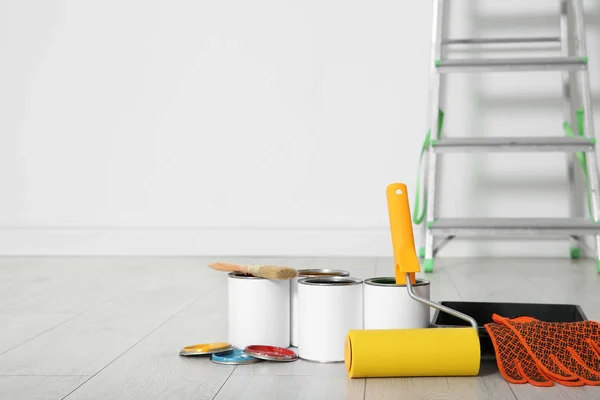 Farbdosen Und Dekorationswerkzeuge Auf Holzboden Drinnen Raum Für Text — Stockfoto