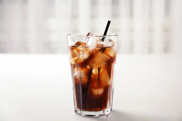 Cam Buz Beyaz Masada Cola Serinletici — Stok fotoğraf