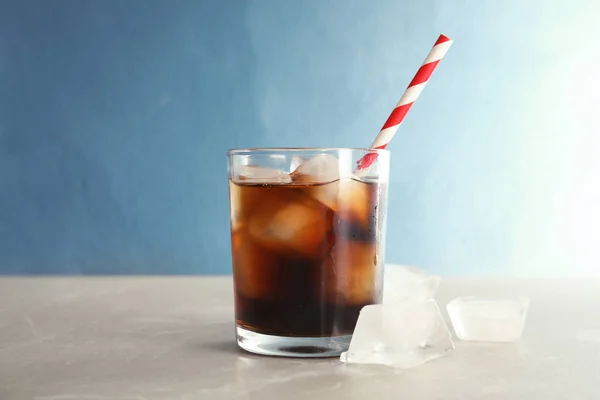 Glas Cola Met Ijs Tafel Tegen Kleur Achtergrond Vernieuwen — Stockfoto