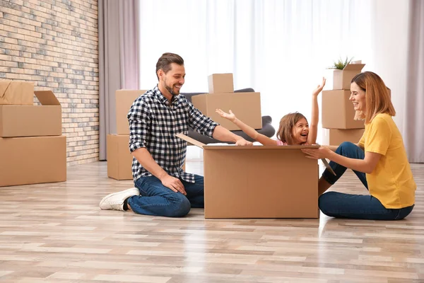 Familie Packt Ihrem Neuen Haus Kartons Aus Bewegender Tag — Stockfoto