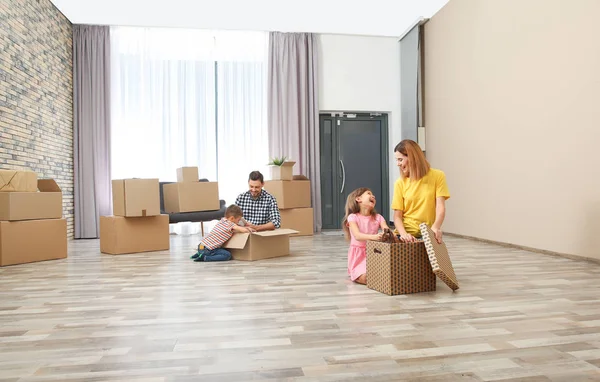 Familia Desempacando Cajas Cartón Nueva Casa Día Movimiento — Foto de Stock