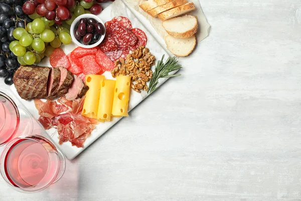 Flache Liegekomposition Mit Wein Snacks Und Platz Für Text Auf — Stockfoto