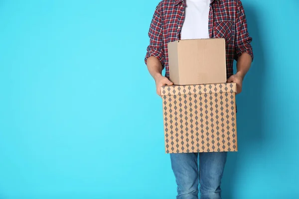 Hombre Con Cajas Móviles Sobre Fondo Color Espacio Para Texto — Foto de Stock