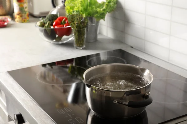 Pentola Con Acqua Bollente Fornello Elettrico Cucina Spazio Testo — Foto Stock